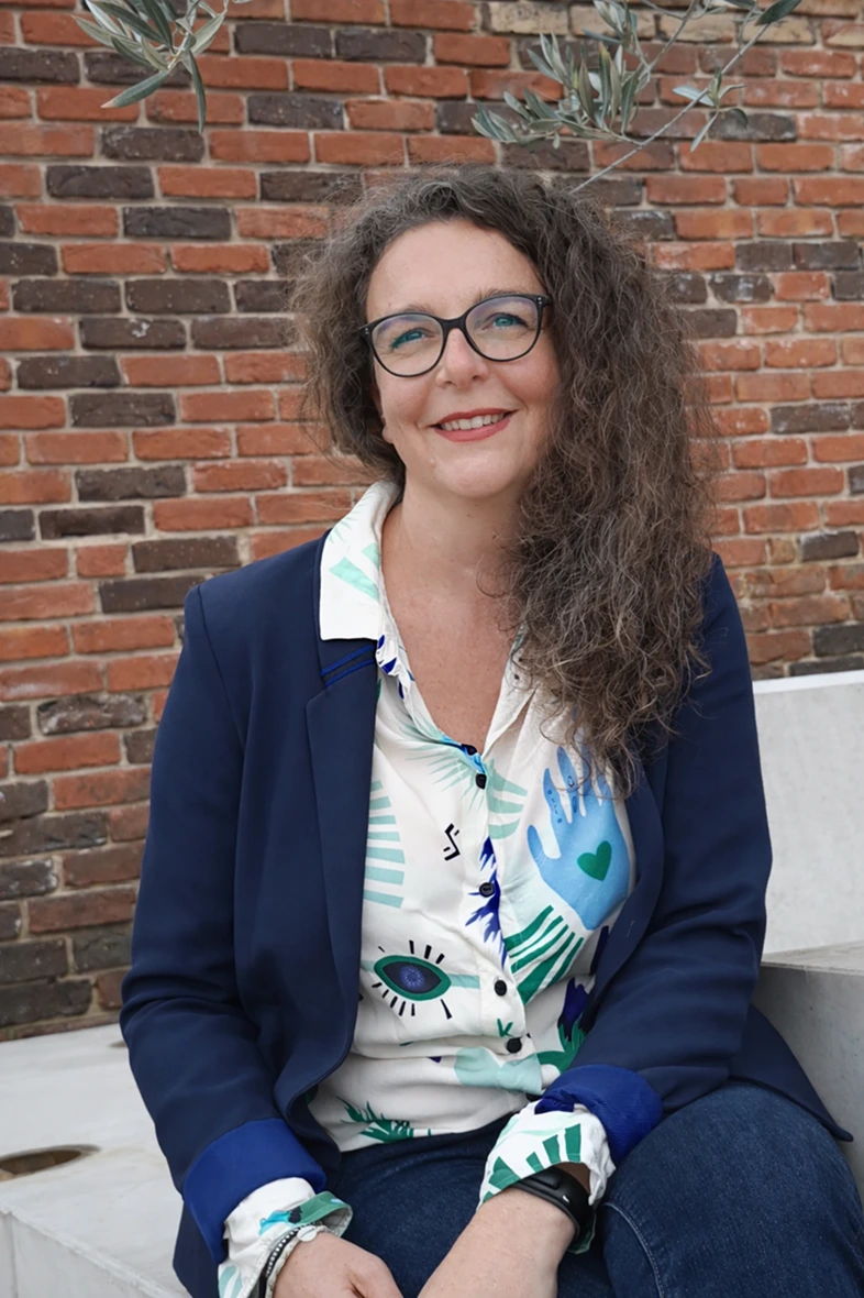 Photo Anaïs Terrien assise souriante